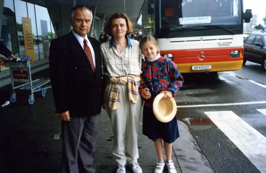 Дана з мамою і дідусем Дмитром Павличком