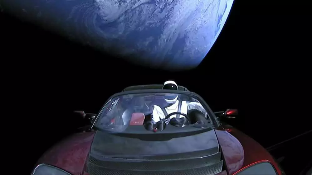 Tesla в космосі
