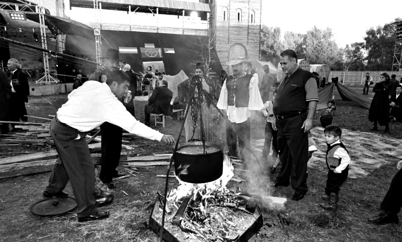 Гуляй, цыган! В сентябре 2000-го на киевской Оболони разбили шатры и зажгли костры — отгремел фестиваль цыганской музыки