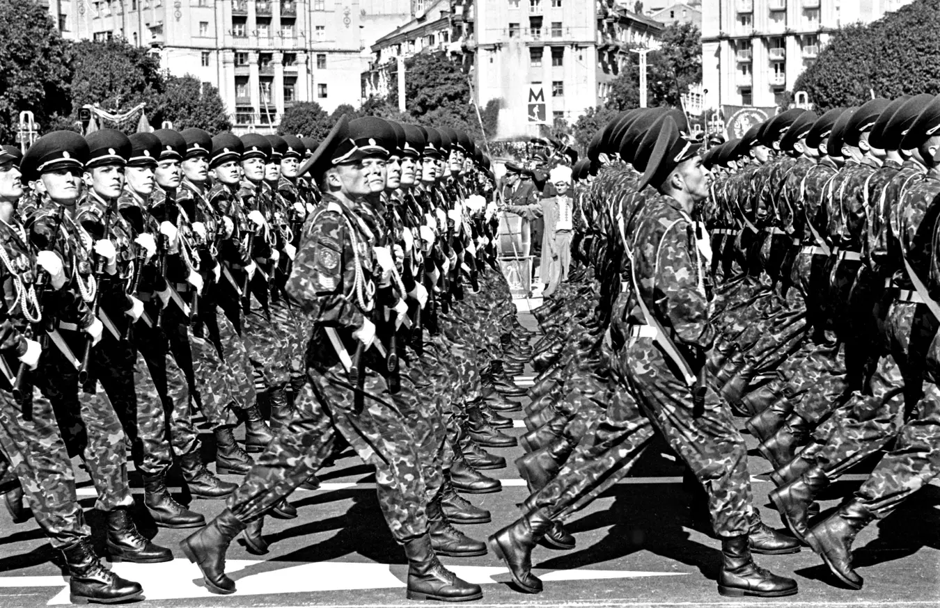 Шагом марш! Парад 1998 года стал вторым в нашей истории после 1994-го. Военные, которые прошли по Крещатику, получили нагрудные знаки участников