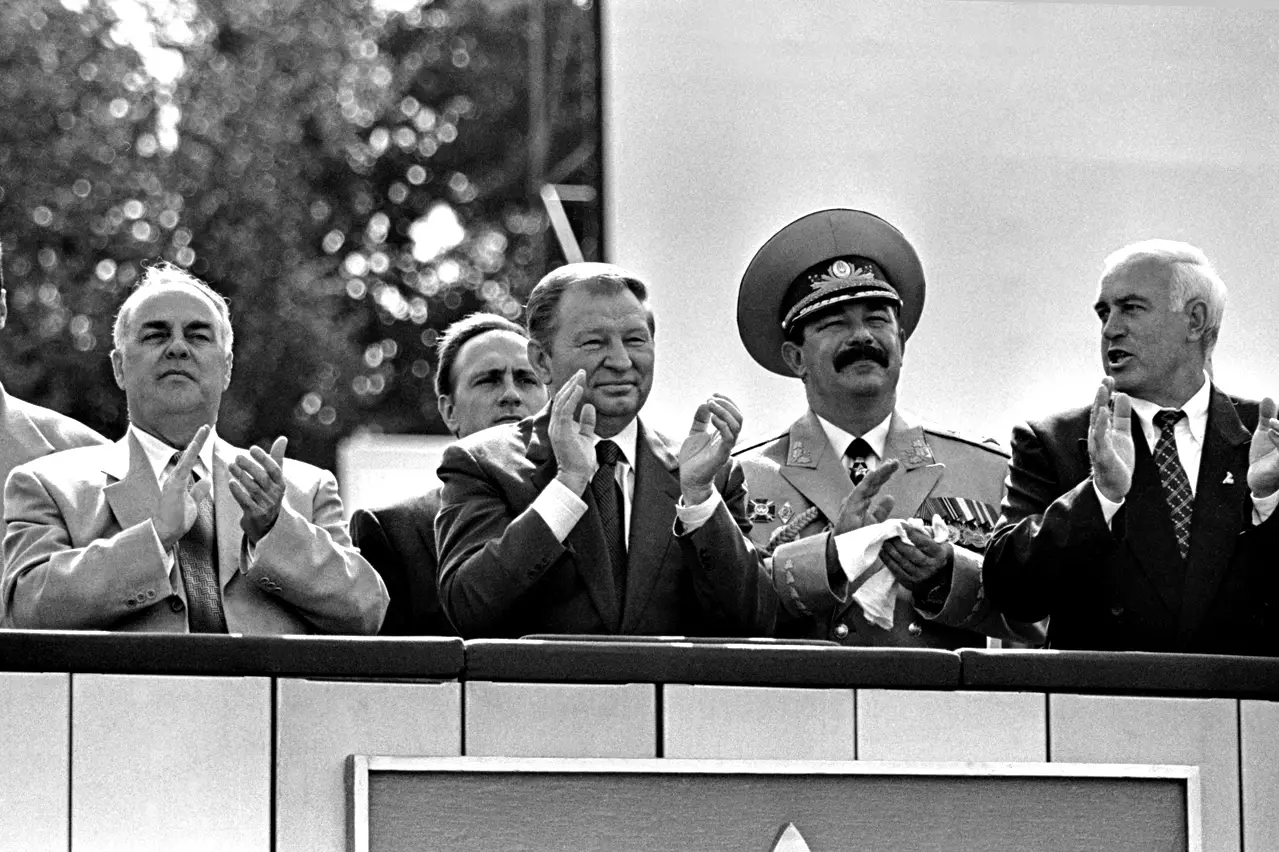 Парад принимали. Спикер Ткаченко, президент Кучма, министр обороны Кузьмук, премьер Пустовойтенко. 1998