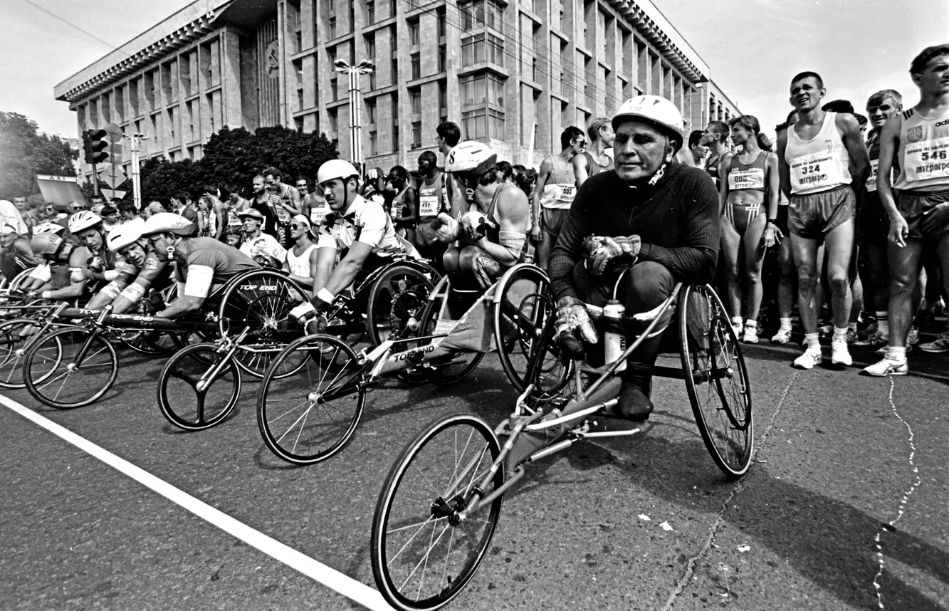 Бодрость духа. В 1997 году пробег на День Независимости возглавили спортсмены-колясочники