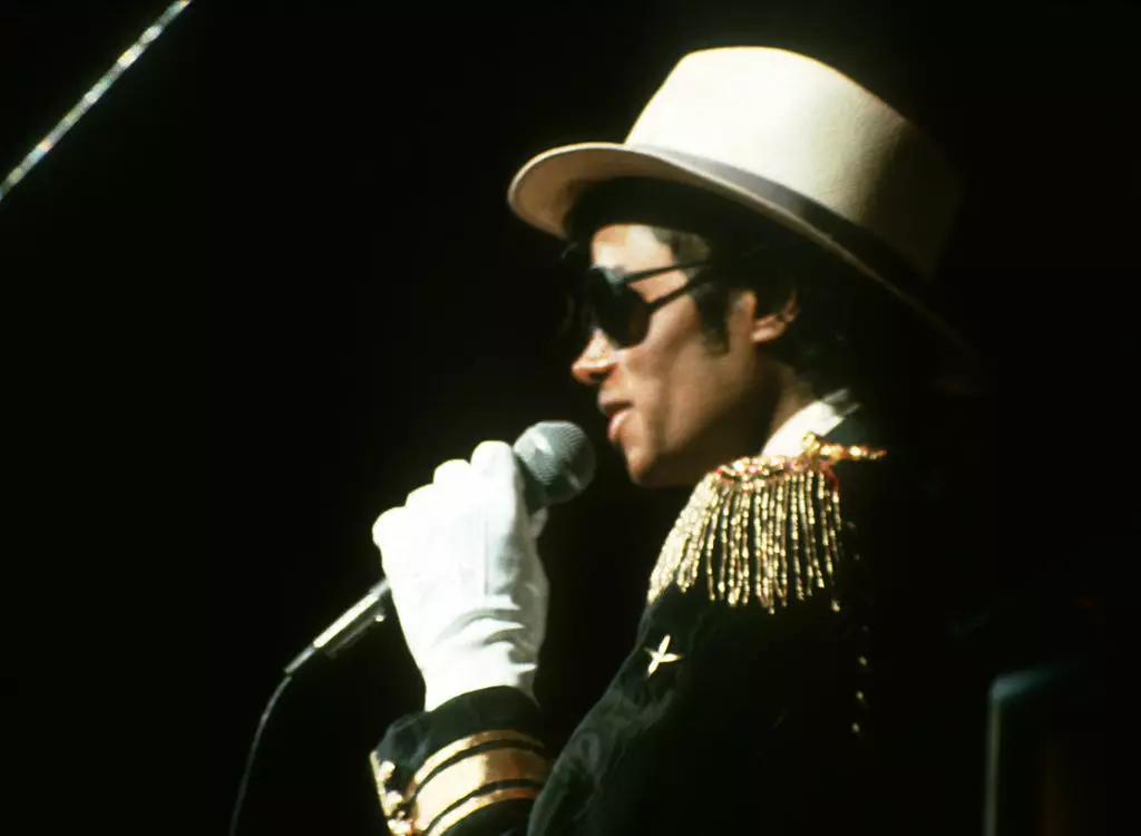 Знаменитая белая перчатка Майкла Джексона