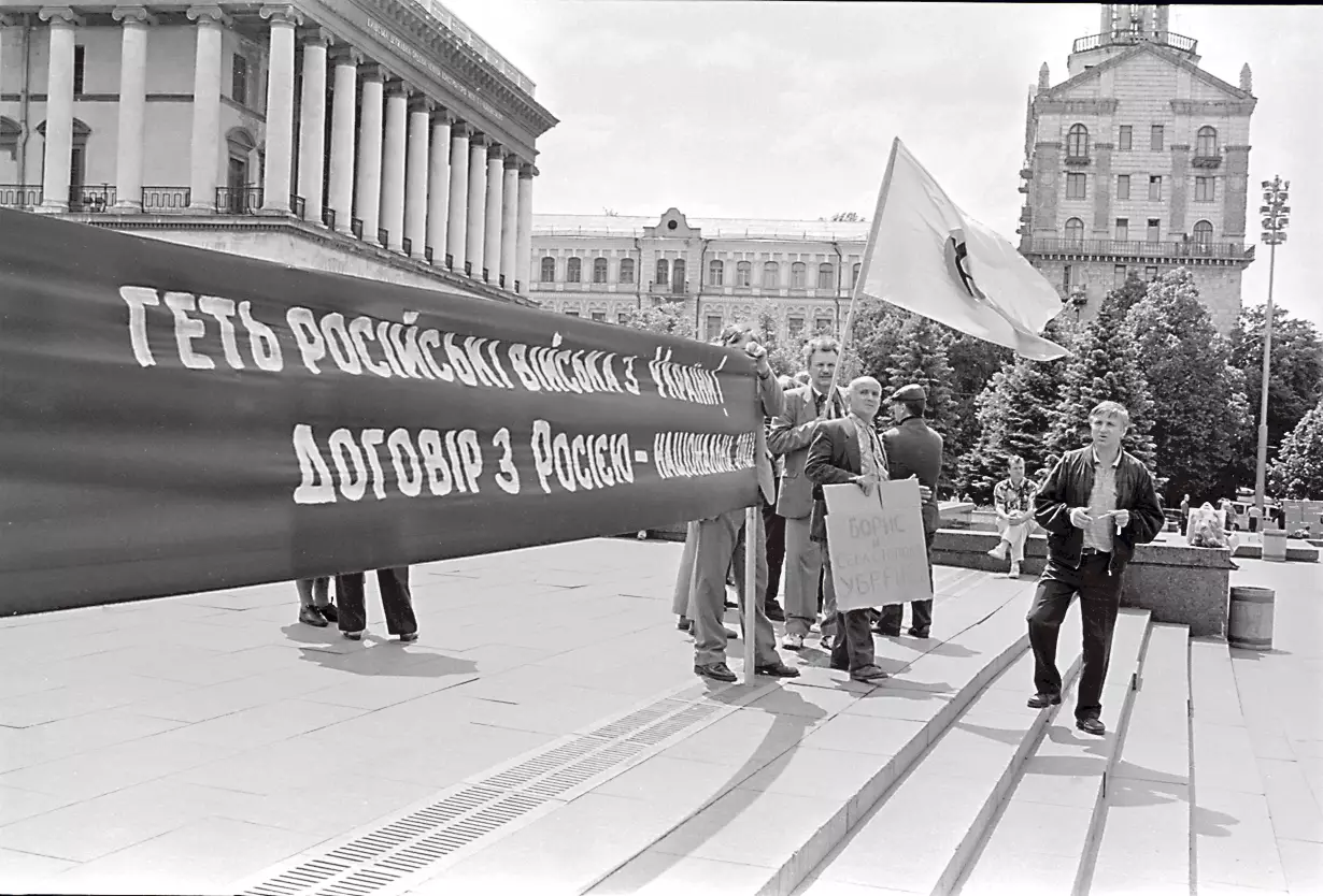 Борисе, ти не правий! До приїзду Єльцина  95-го протестували проти військового договору з РФ