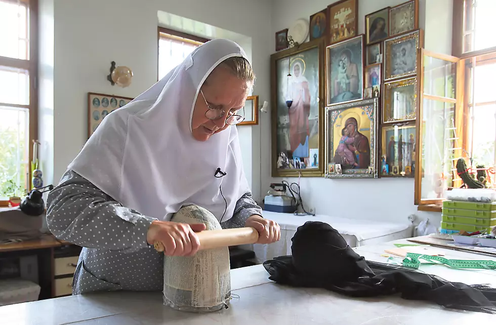 Монахиня Назария. Создает форму для пошива уникального убора