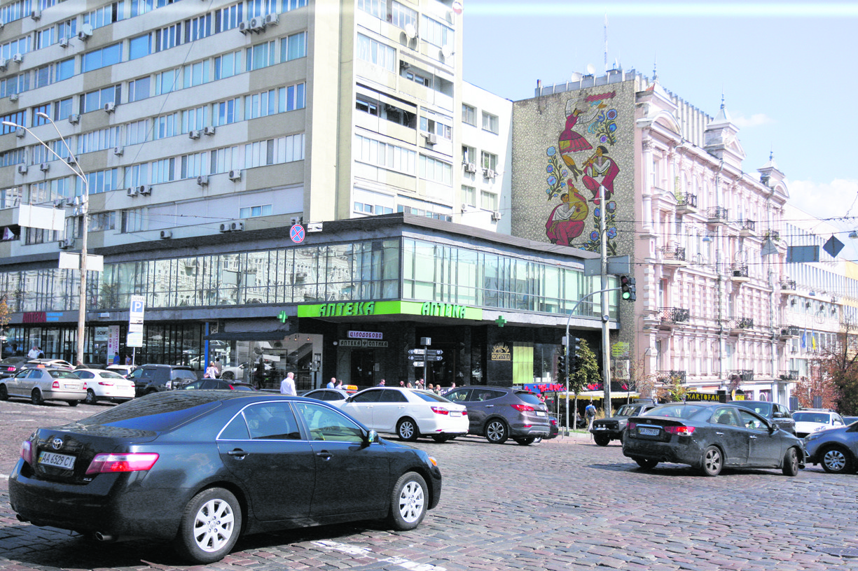 В центре Киева восстановят разрушающееся панно