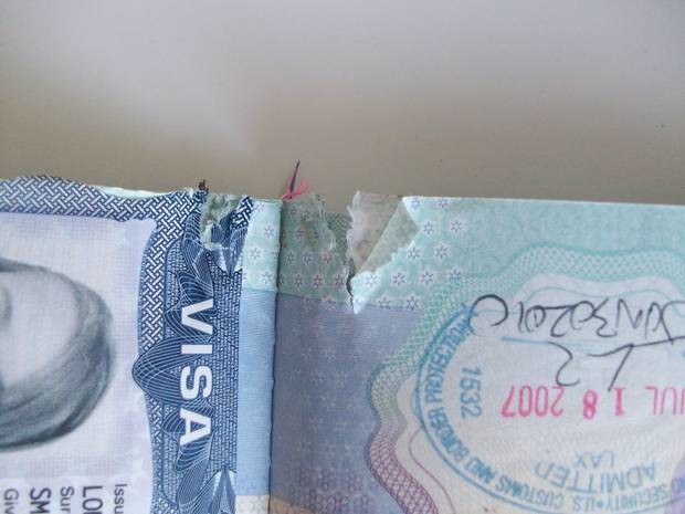 Парень лишился отпуска из-за разрыва в паспорте | Фото: Triangle News