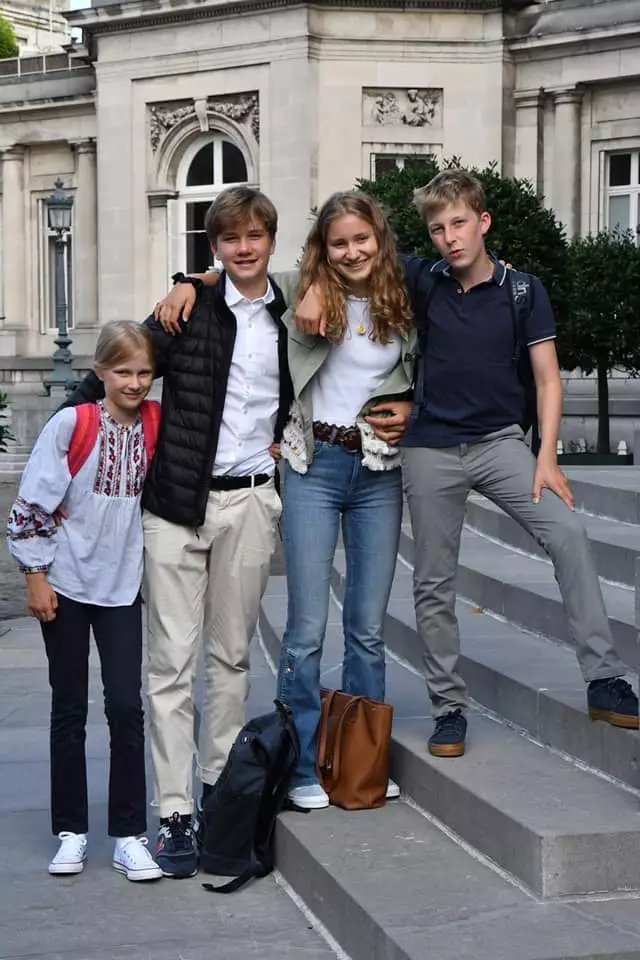11-летняя Элеонора со своими братьями и сестрой