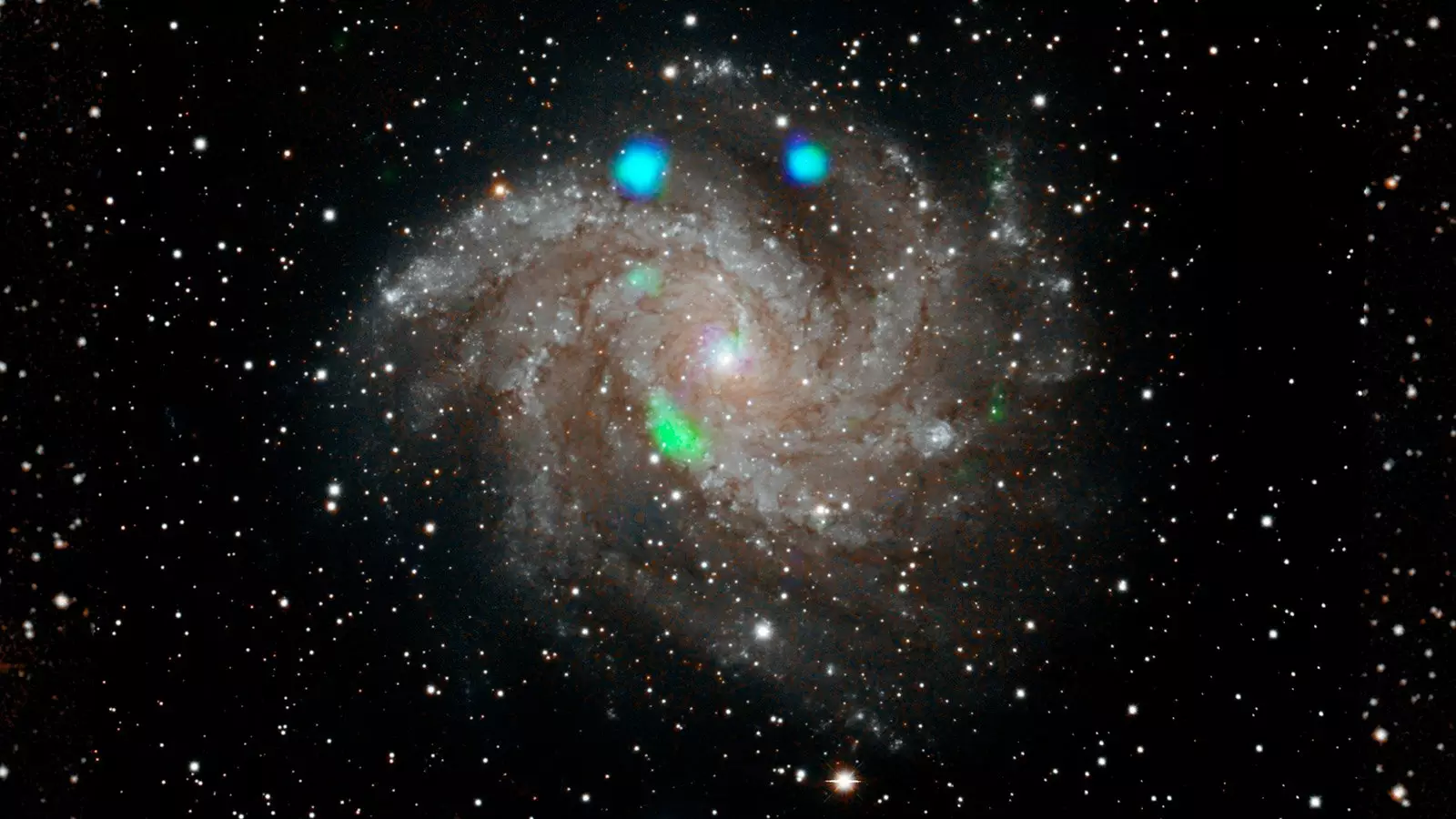 Зеленое свечение в галактике Фейерверк (пятнышко внизу), которое исчезло спустя 10 дней