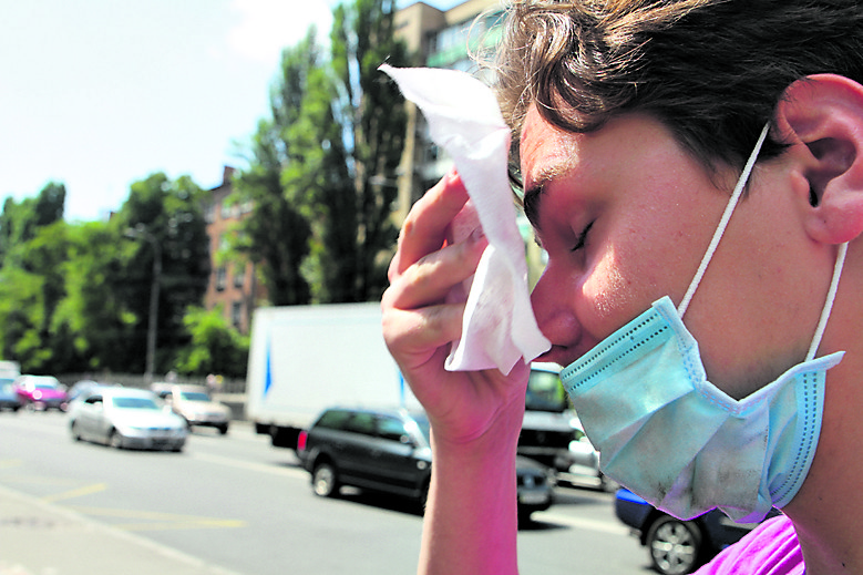 Киевляне пытаются спастись от смога масками