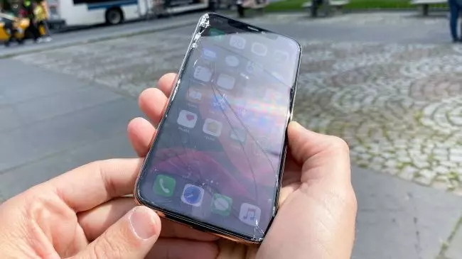 Apple iPhone 11 оказался очень хрупким – разбивается после падения с 1 метра