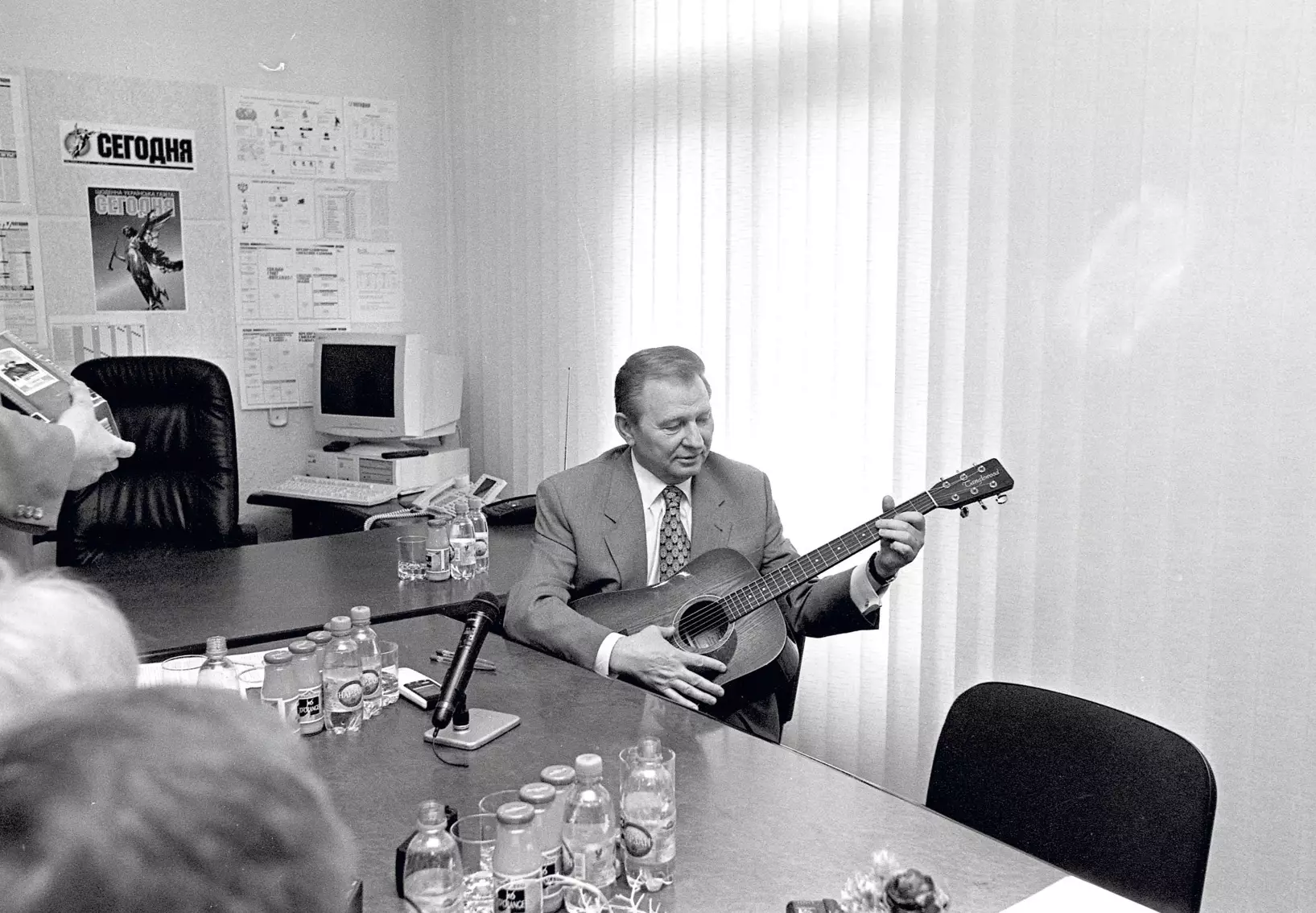 Июнь 1998-го. Леонид Кучма в редакции с подаренной гитарой