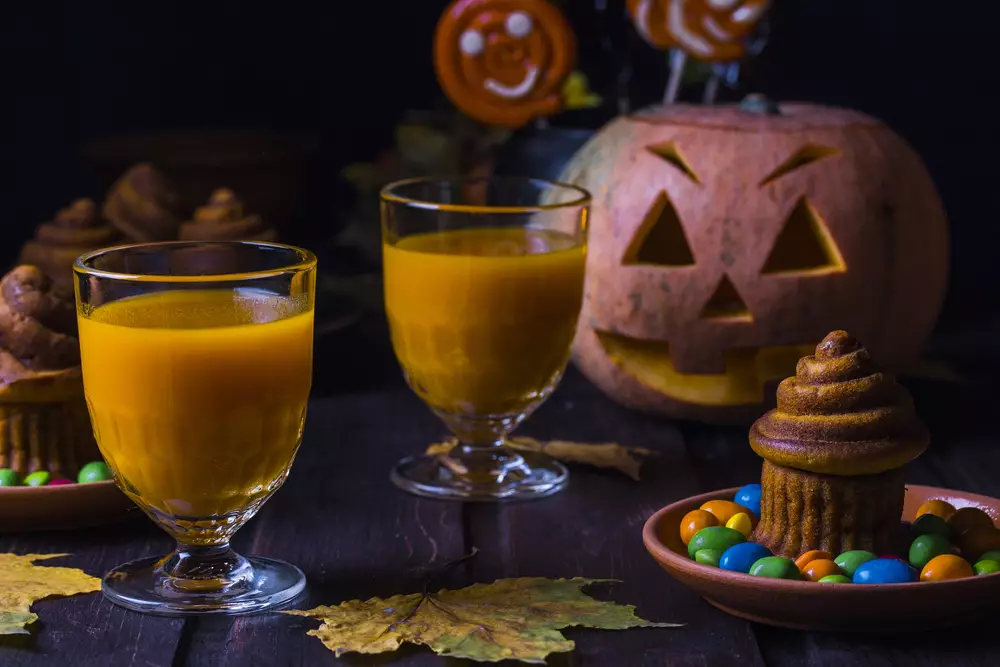 Тыквенные кексы и сок на Хэллоуин