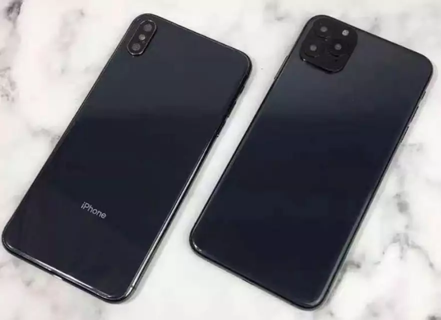Слева – iPhone XS, а справа – тот же смартфон, но уже с накладкой, имитирующей iPhone 11 Pro