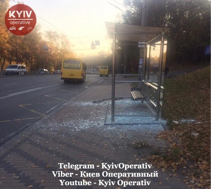 В Киеве вандалы испортили еще одну остановку