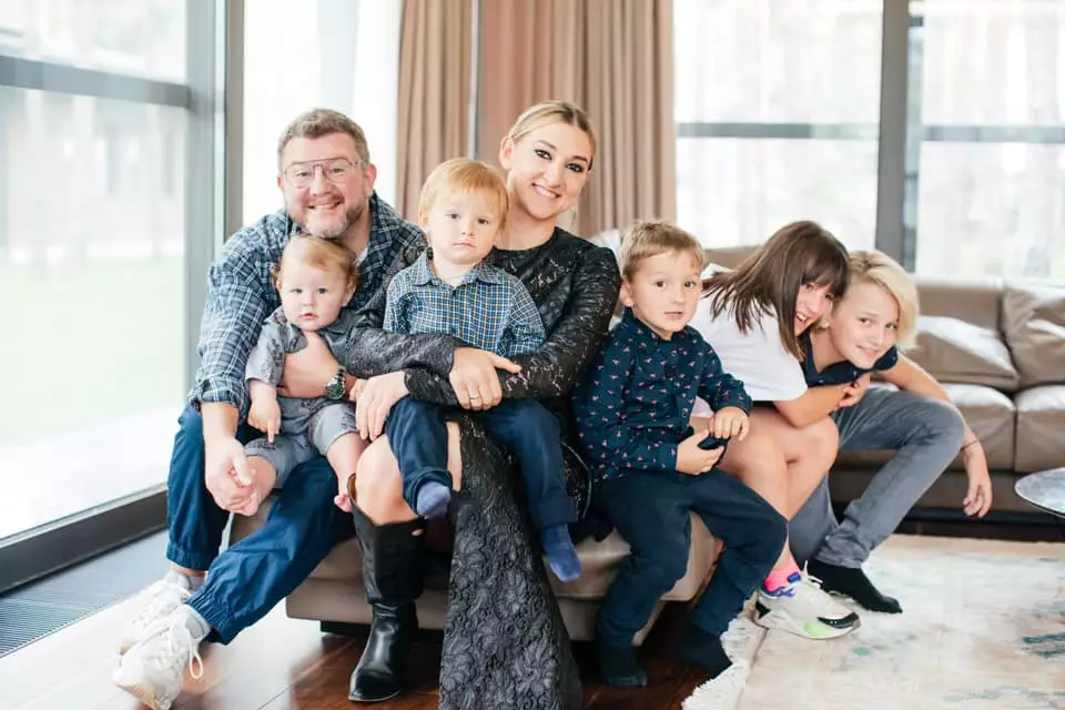 Елена Борисова с мужем Дмитрием Борисовым и детьми