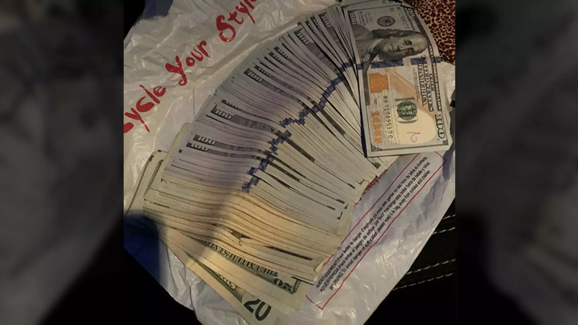 Продавщица секонд-хенда нашла тысячи долларов в кармане куртки