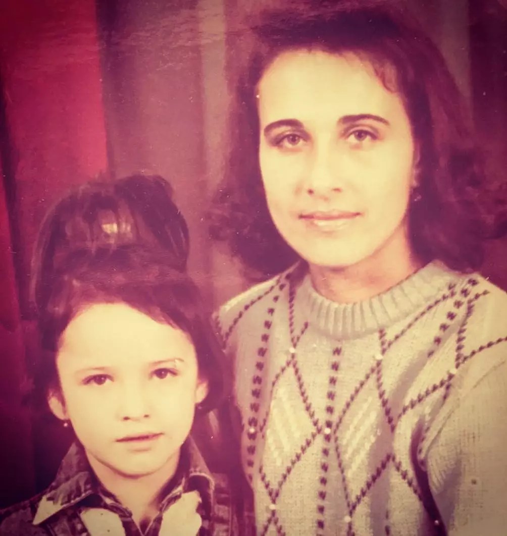 Даша Астафьева в детстве с мамой