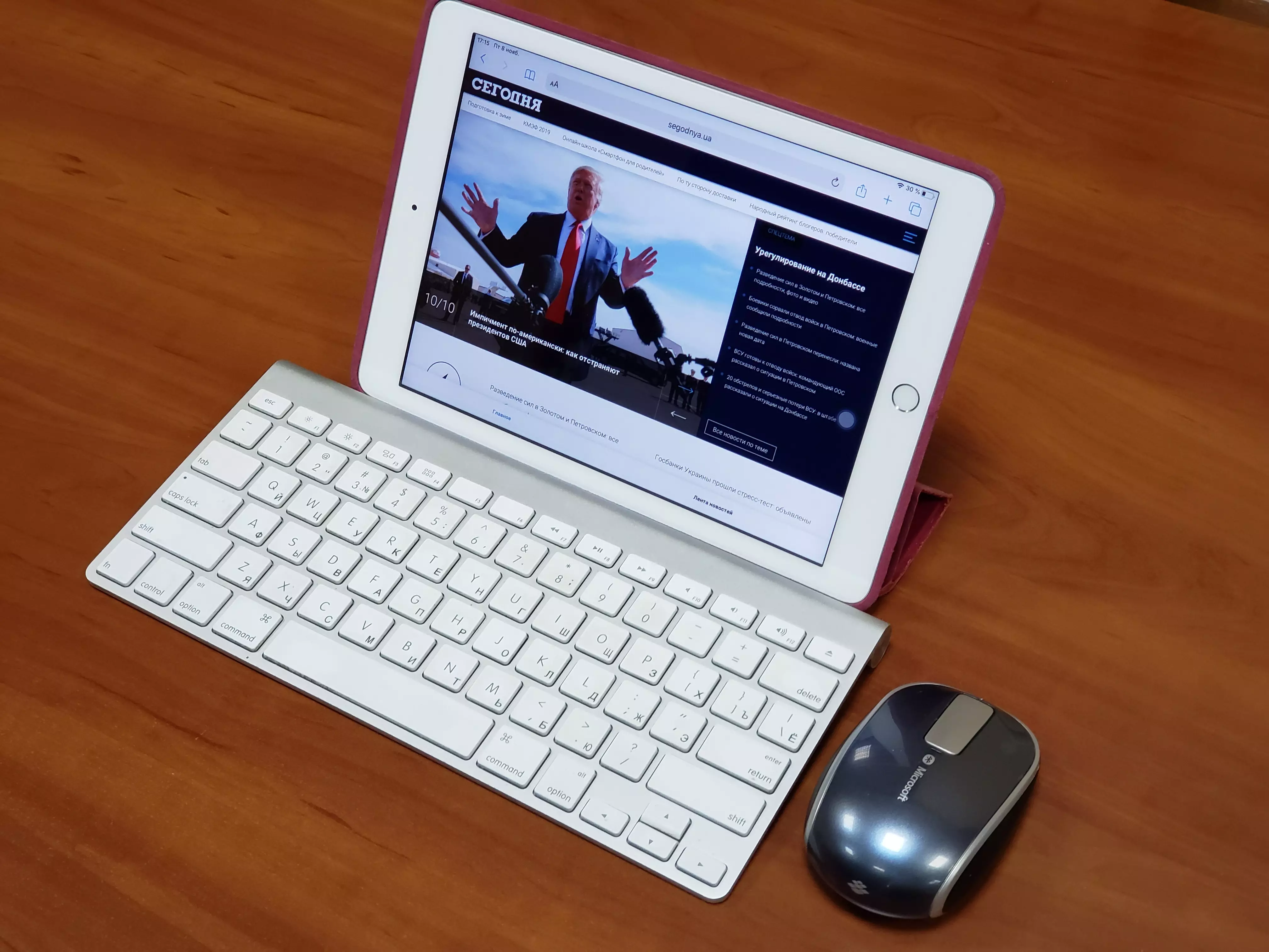 Apple iPad з підключеними клавіатурою і мишкою