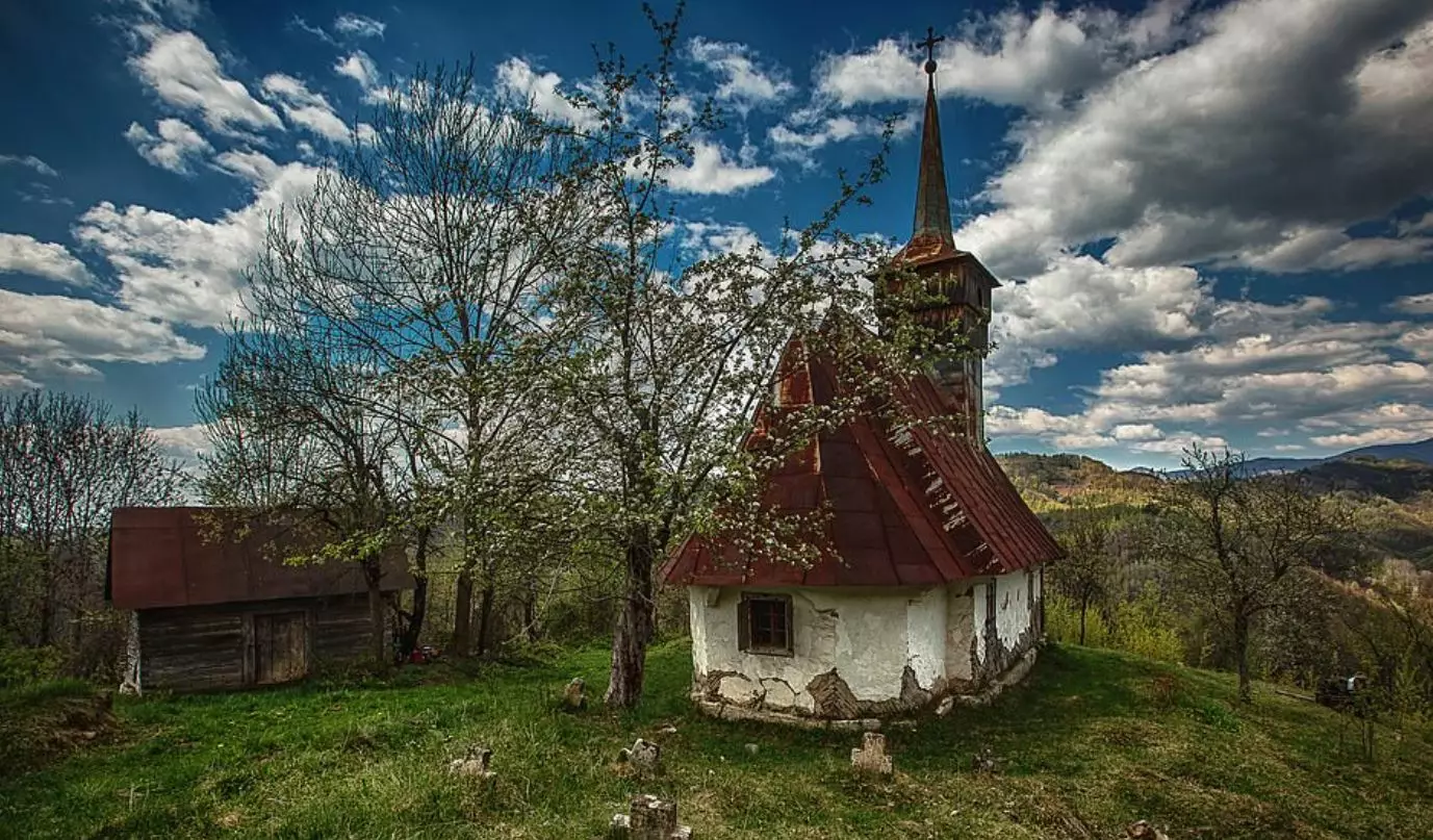 Заброшенная Церковь в горах Румынии