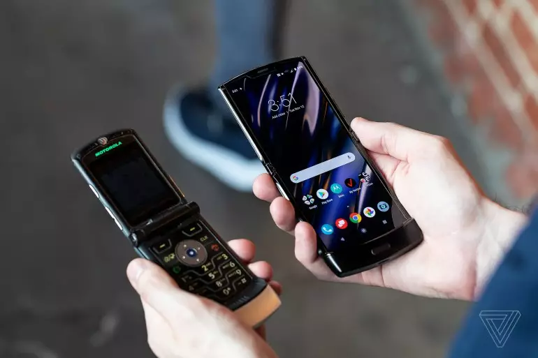 Сравнение двух смартфонов – Razr V3 2004 года и RAZR 2019