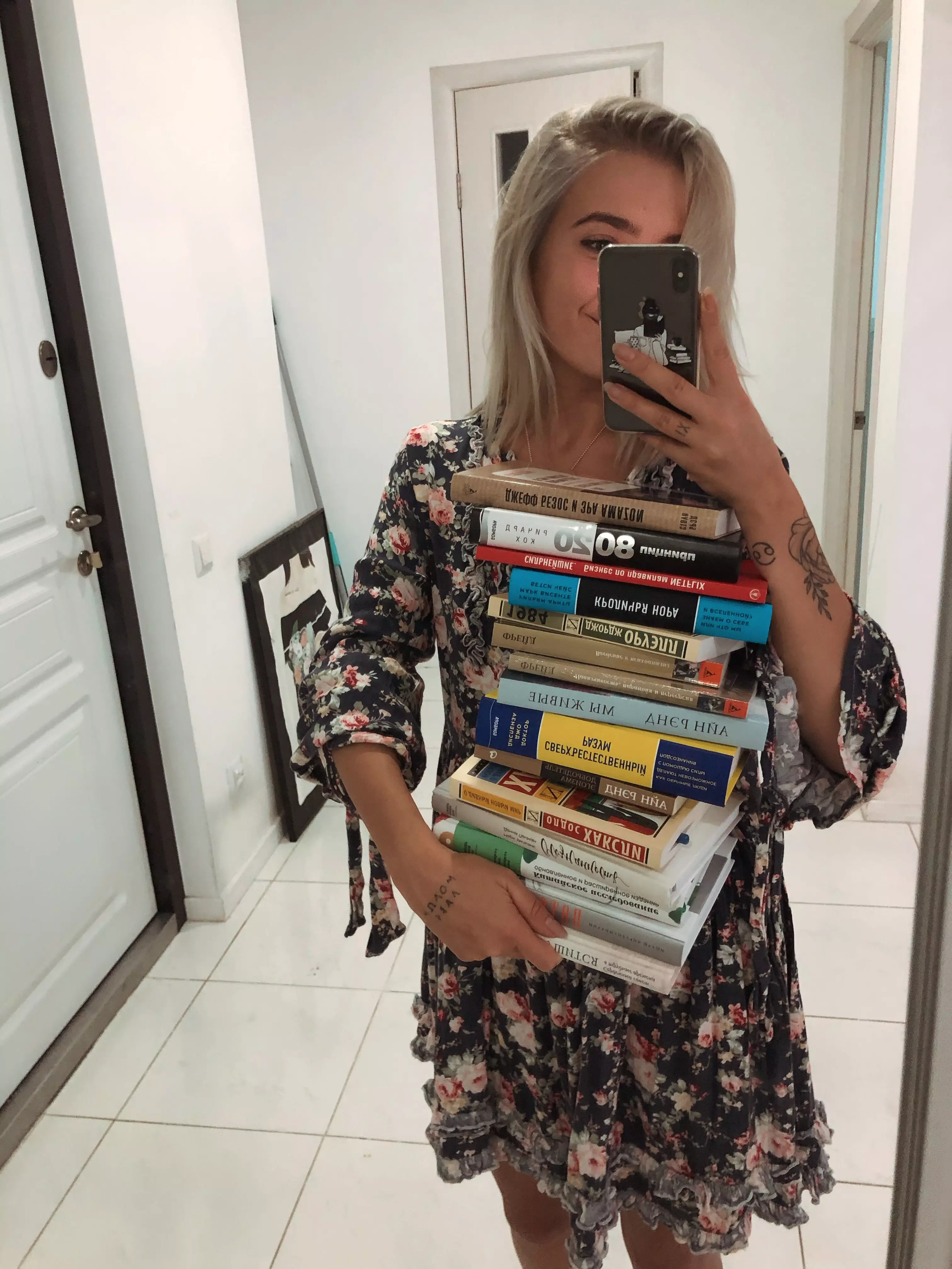 Карина Хилинская читает много книг