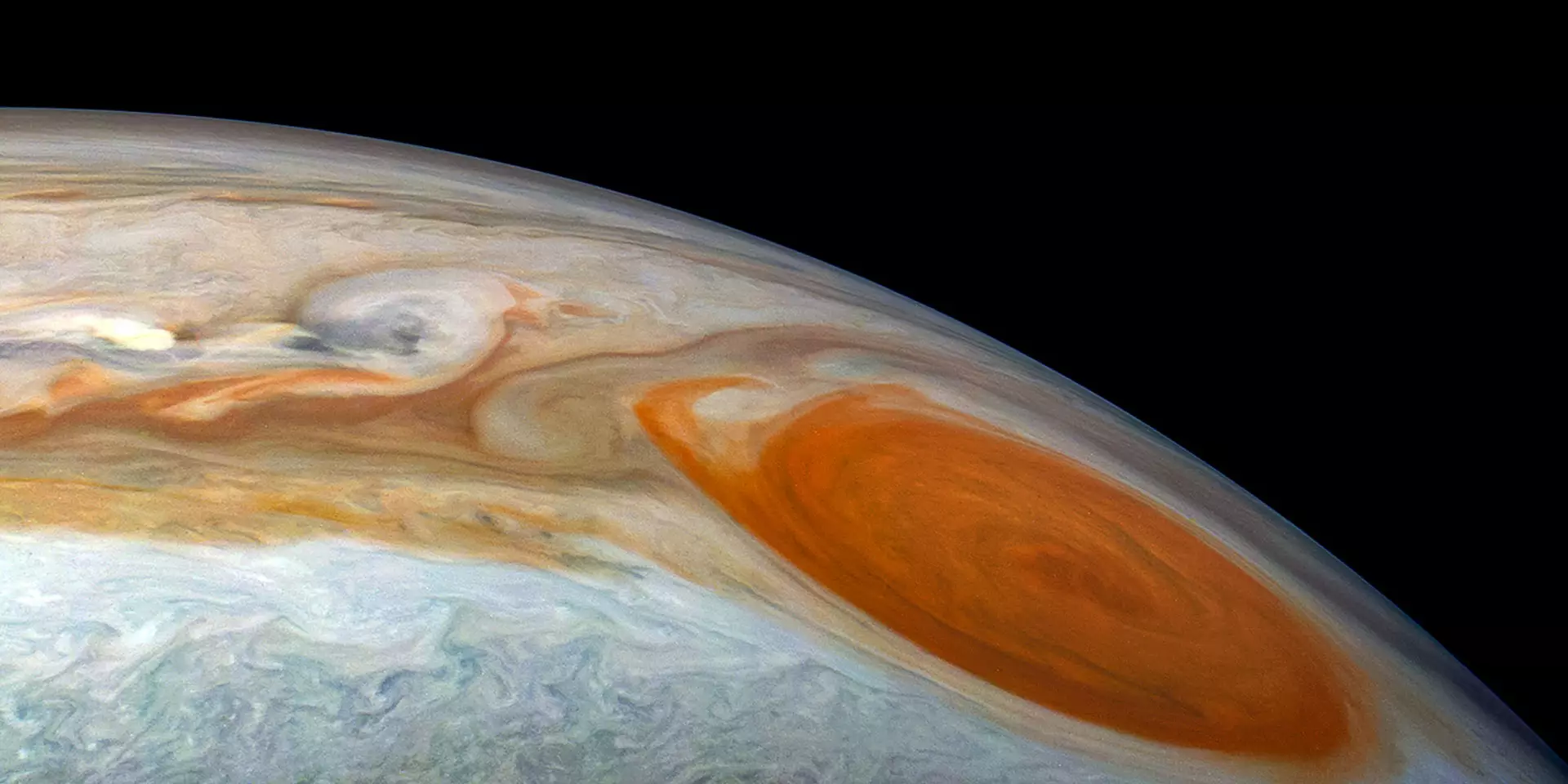 Велика Червона Пляма Юпітера, яке представляє собою величезний ураган, який за розмірами більше діаметра Землі