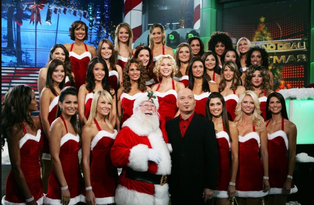 Меган Маркл в костюмі Санта Клауса на телевізійному шоу