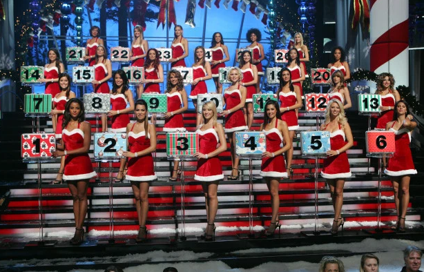 Меган Маркл в костюме Санта Клауса на телевизионном шоу | Фото: NBC