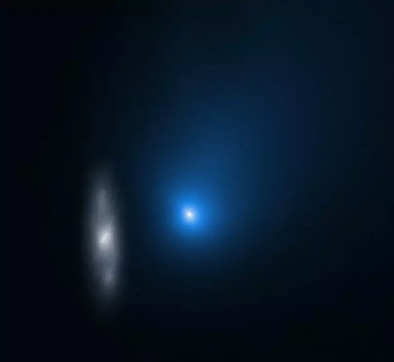 Комета 2I/Borisov на тлі далекої спіральної галактики
