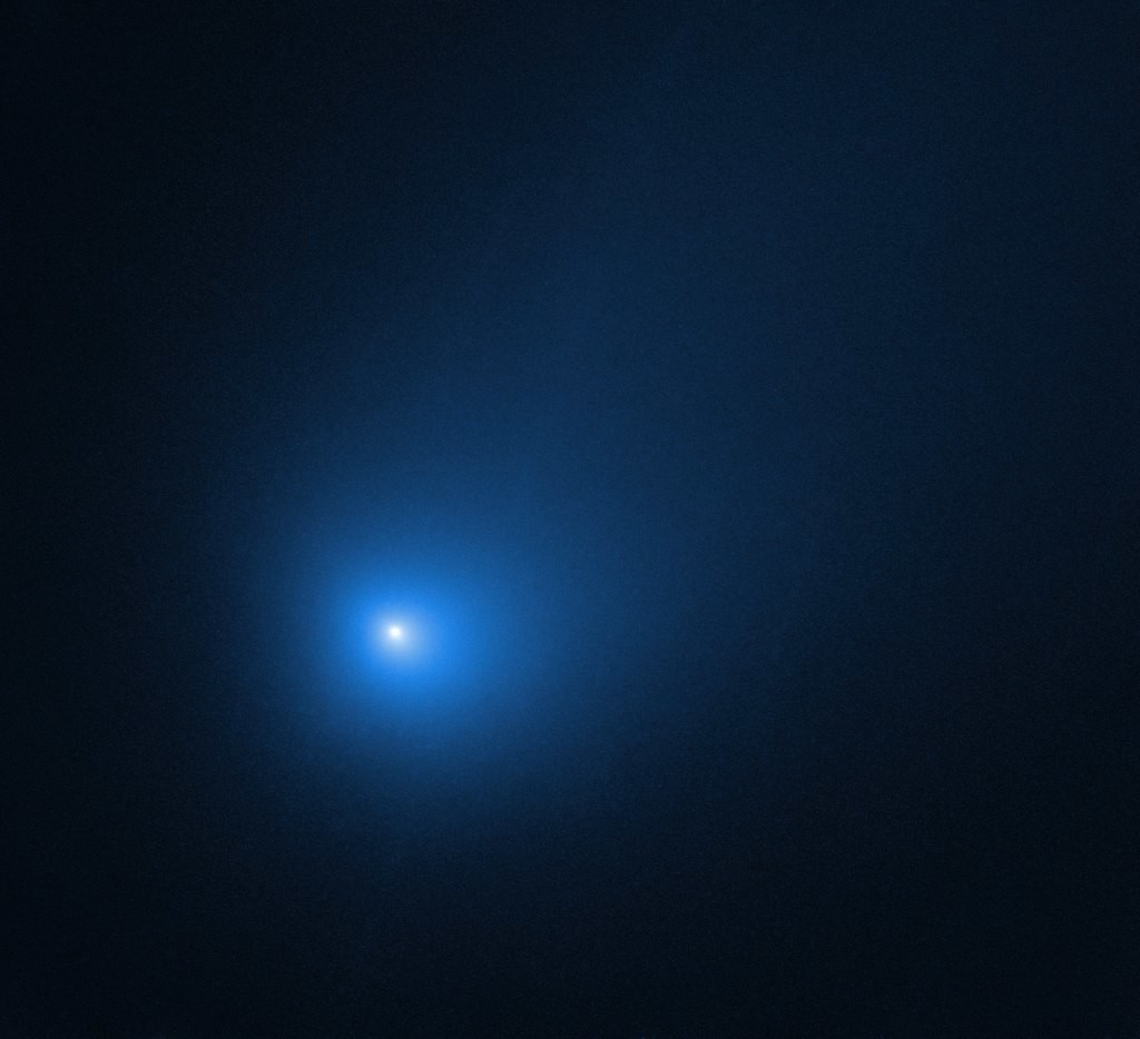 Снимок кометы Борисова, сделанный космическим телескопом "Хаббл" 12 декабря 2019 года, вскоре после прохождения перигелия