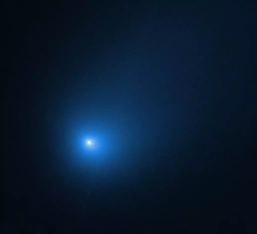 Снимок кометы Борисова, сделанный космическим телескопом "Хаббл" 12 декабря 2019 года, вскоре после прохождения перигелия