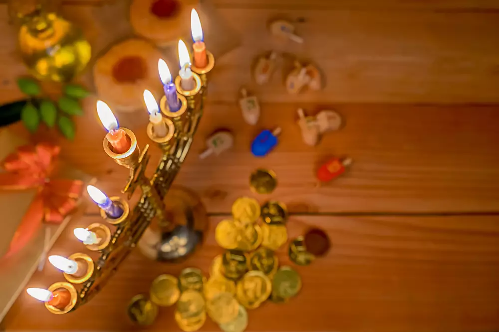 Как правильно зажигать ханукальные свечи