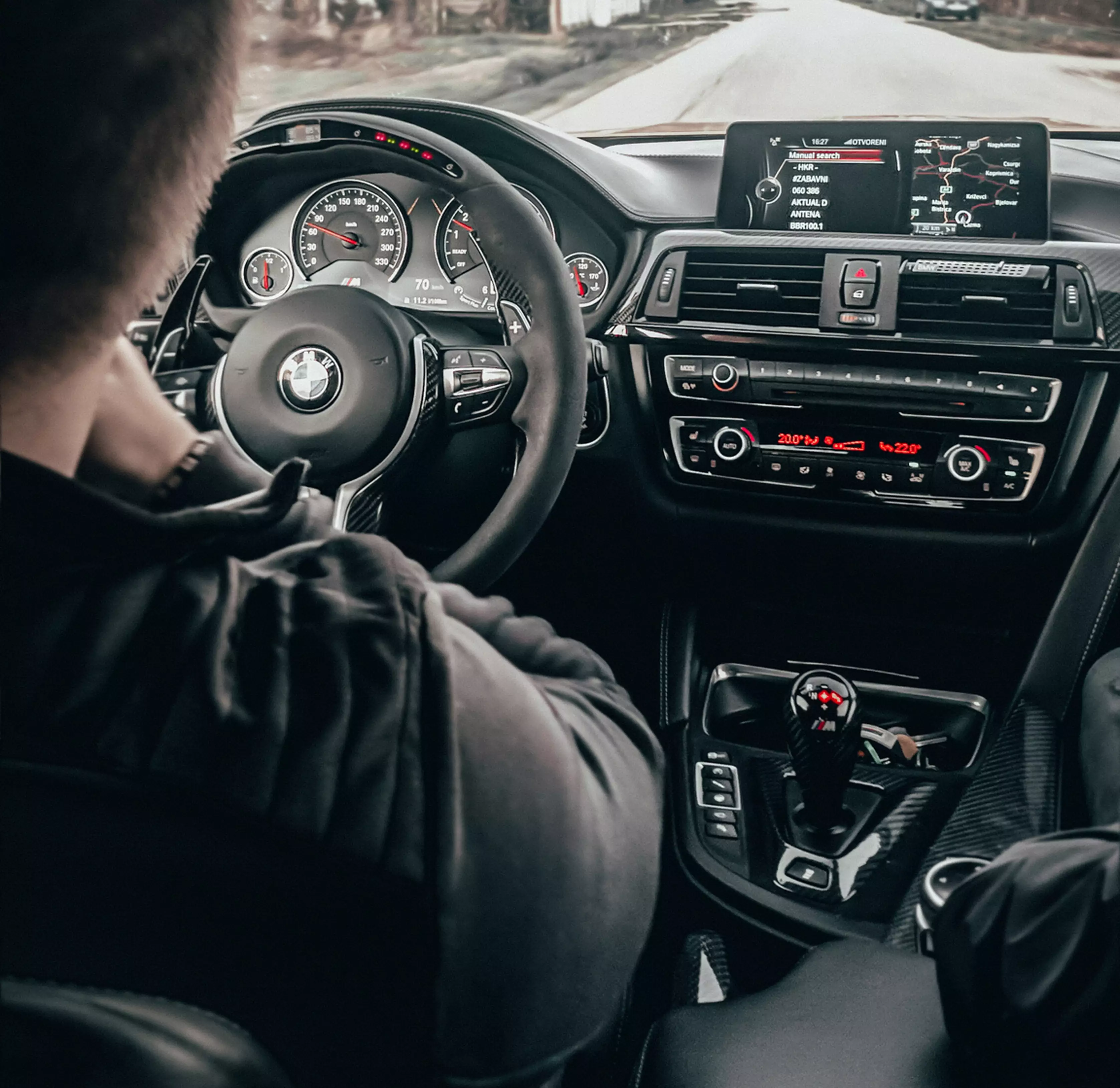Встроенная автомобильная коммуникационная и развлекательная система BMW iDrive является одной из лучших в мире