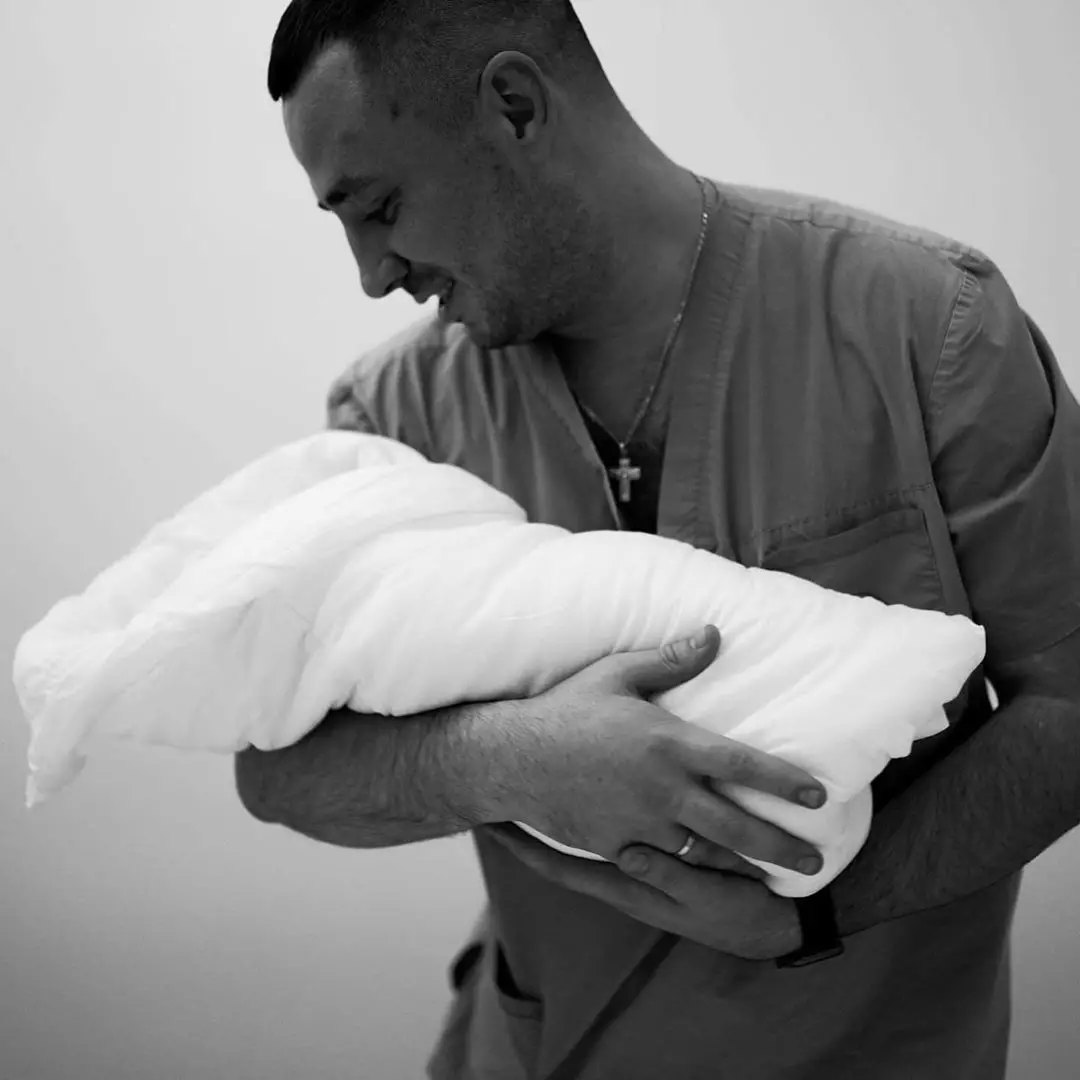 Євген Терехов тримає на руках новонароджену дочку