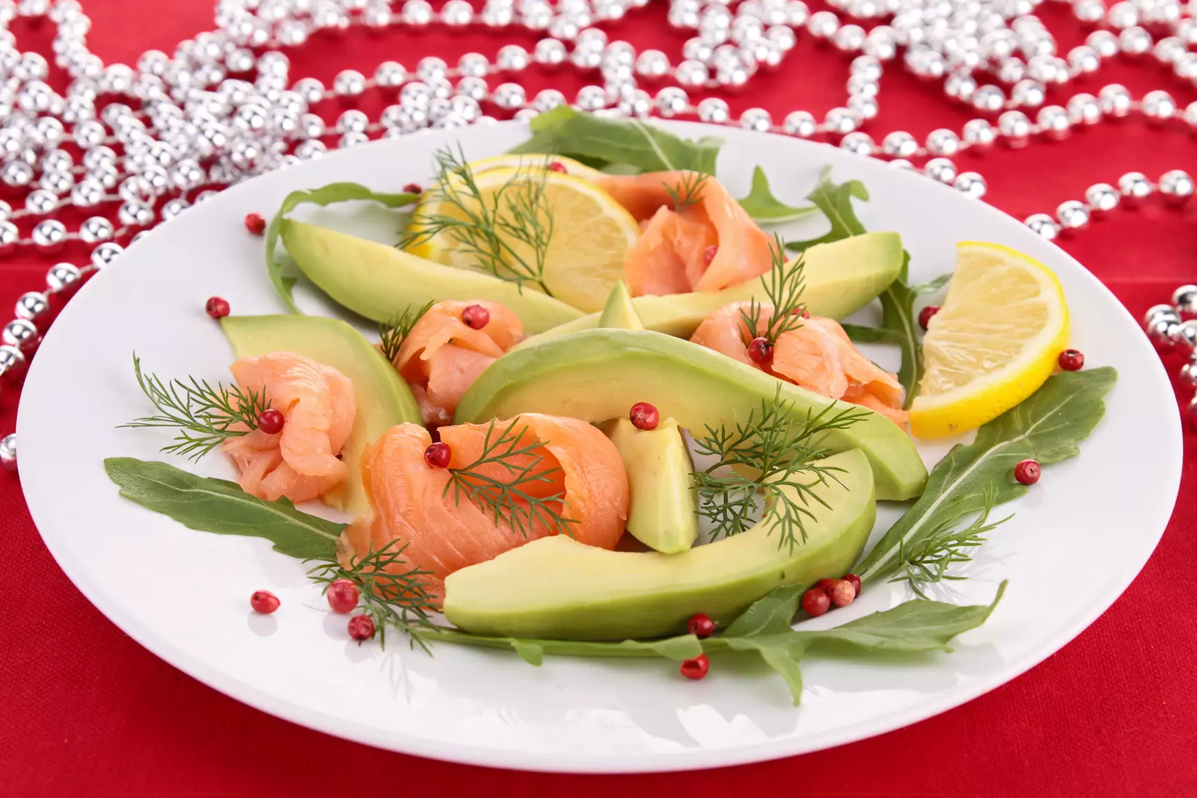 Рождественский салат с авокадо и лососем