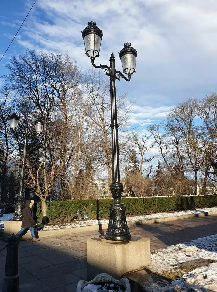 Столбы освещения в Мариинском парке после замены. Фото: Семен Широчин