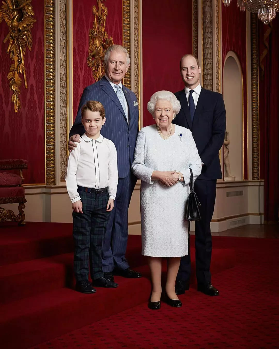 Королева Елизавета ІІ, принцы Чарльз, Уильям и Джордж в Букингемском дворце