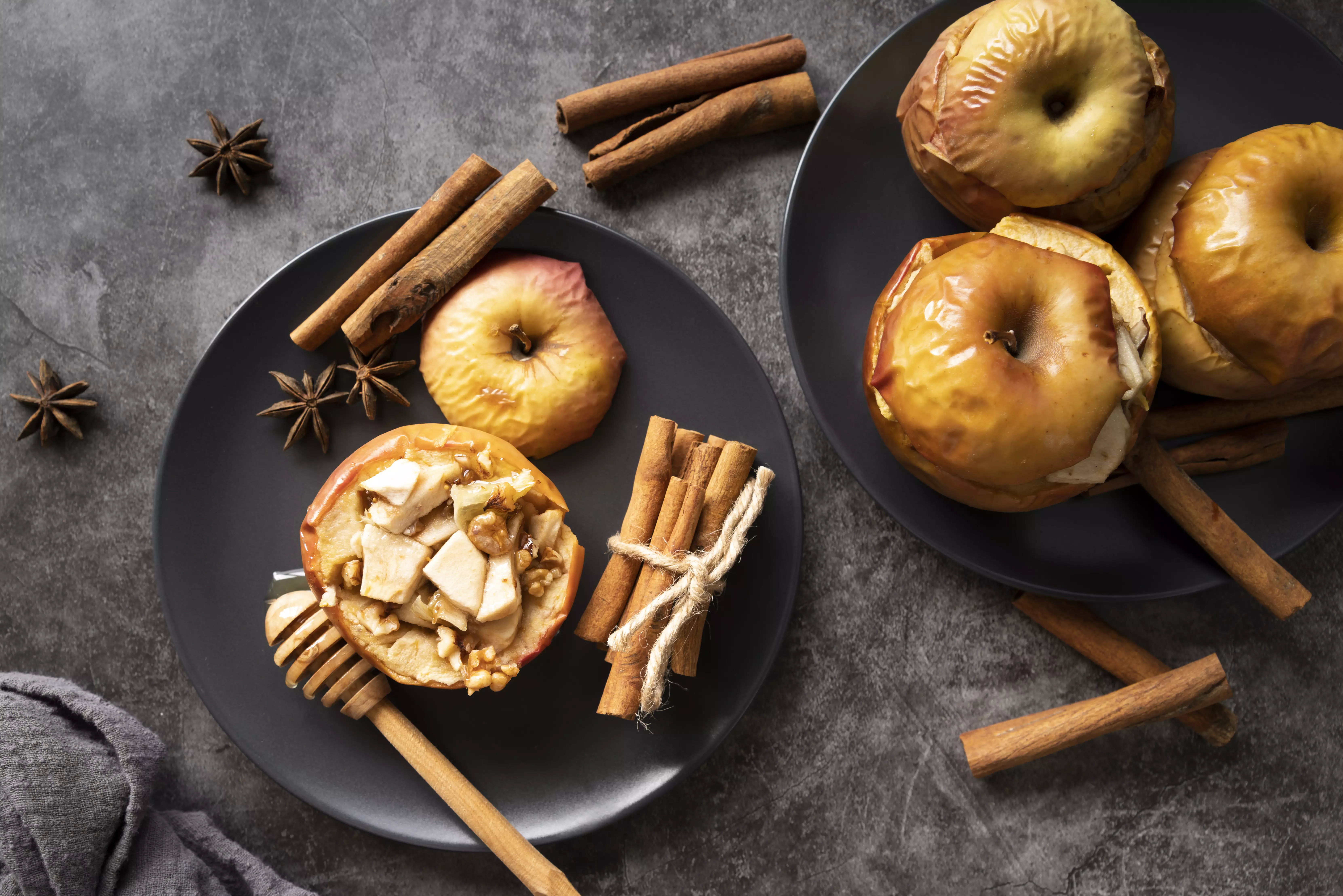 Запеченные яблоки в духовке: рецепты с медом, корицей, творогом