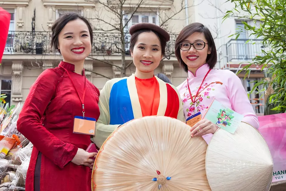 Китайцы надевают праздничные наряды