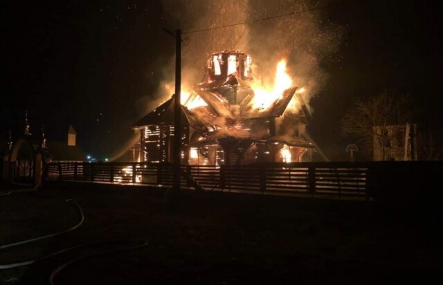 На Закарпатті потужна пожежа знищила церкву УПЦ МП (фото)
