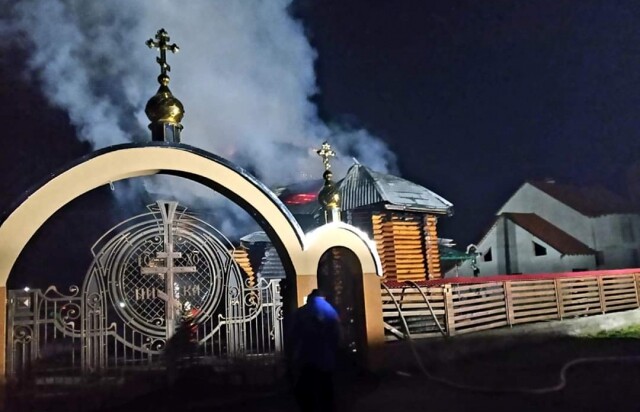 На Закарпатье мощный пожар уничтожил церковь (фото)