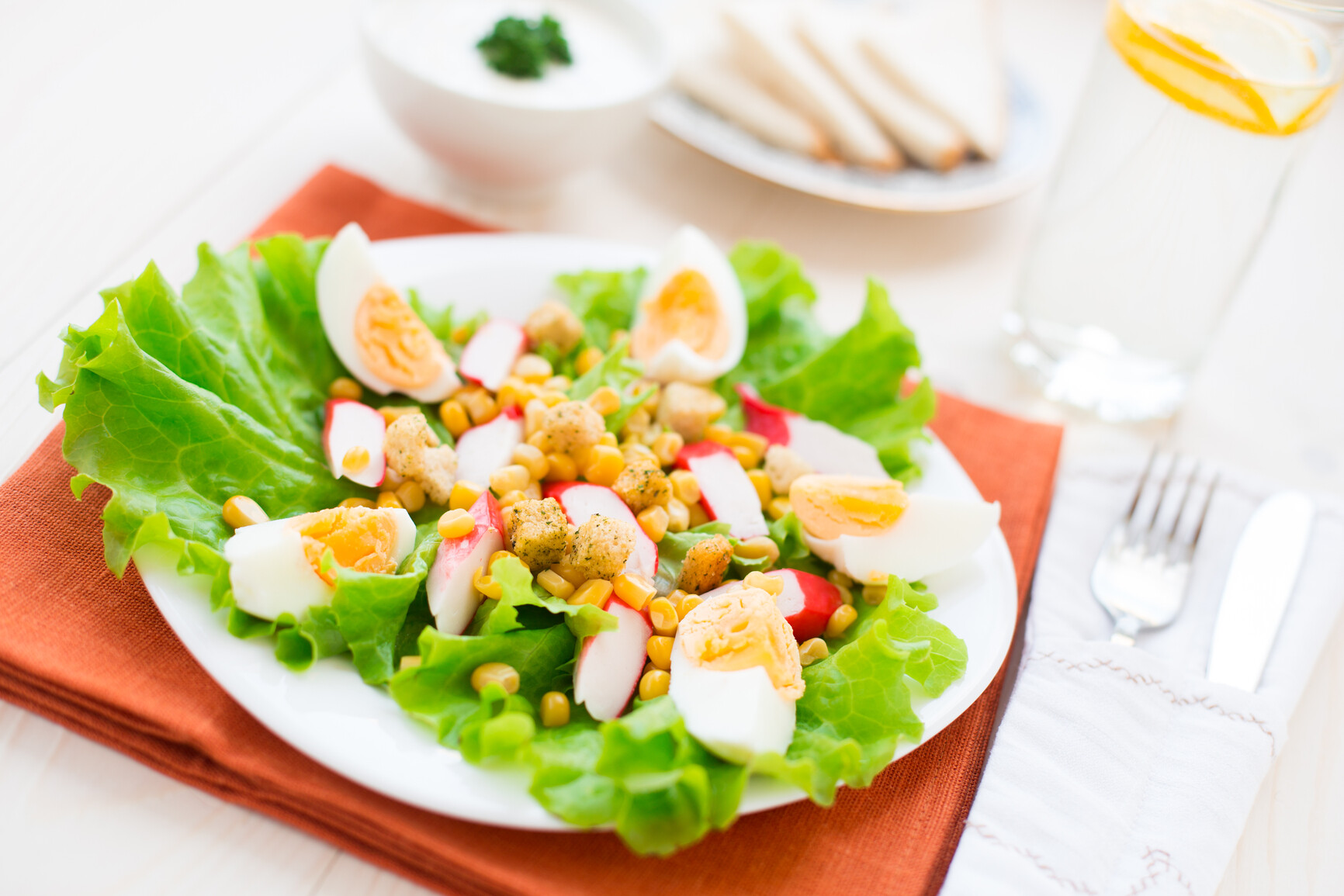 Ингредиенты на салат с крабовыми палочками кукурузой и яйцом и сыром
