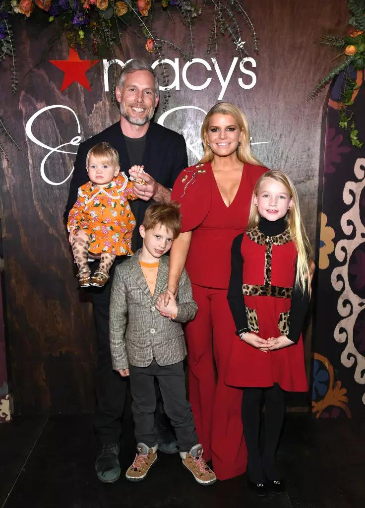 Джессика Симпсон с мужем и детьми