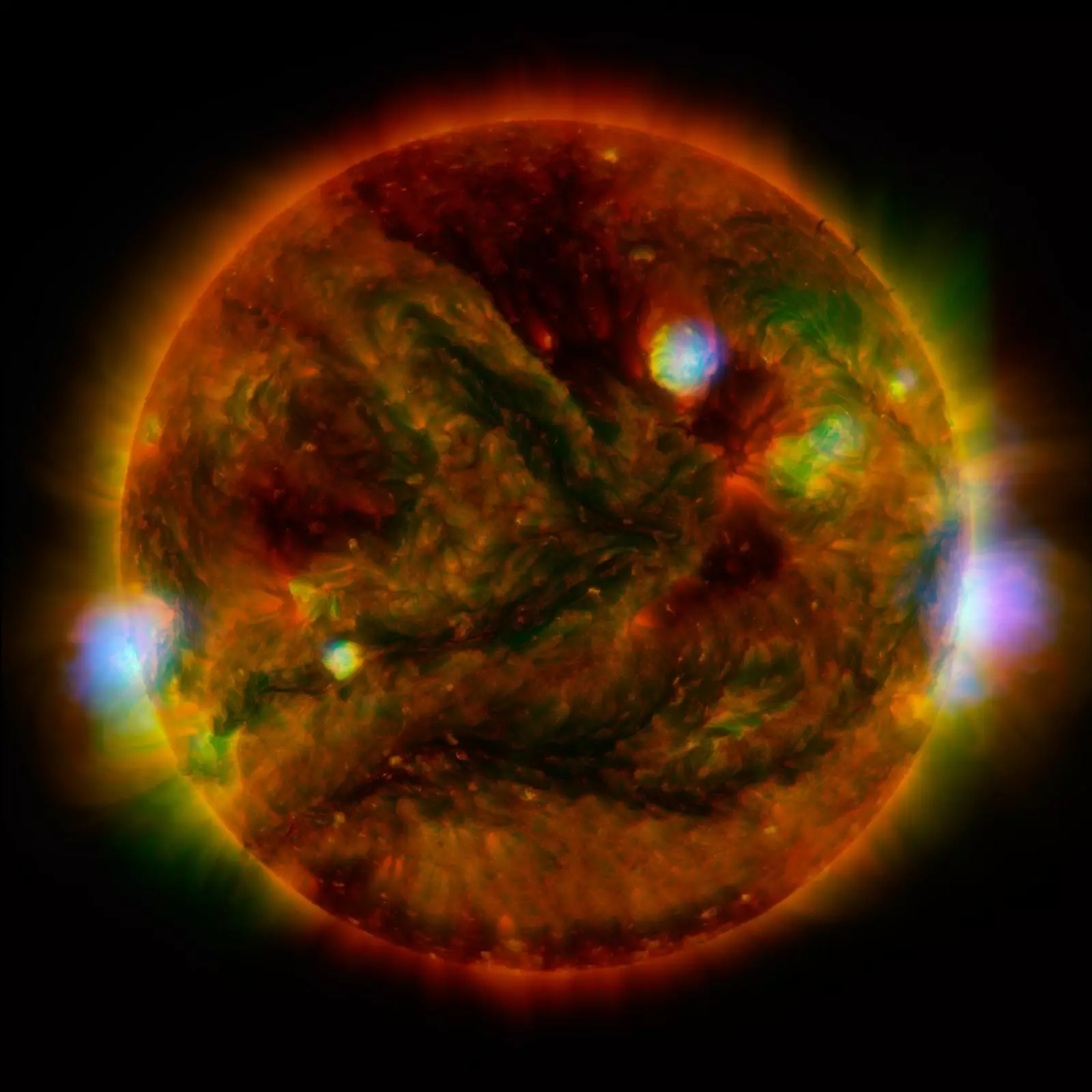 Эта фотография Солнца представляет собой комбинацию рентгеновских данных, ультрафиолетового и видимого света от трех разных телескопов NASA