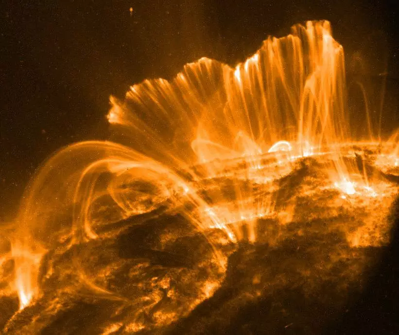 Эта горячая плазма демонстрирует линии магнитного поля, которые вырываются из активных областей Солнца, разрыв в этих петлях становится солнечной вспышкой, которая сталкивается с магнитным полем Земли вызывает северное сияние