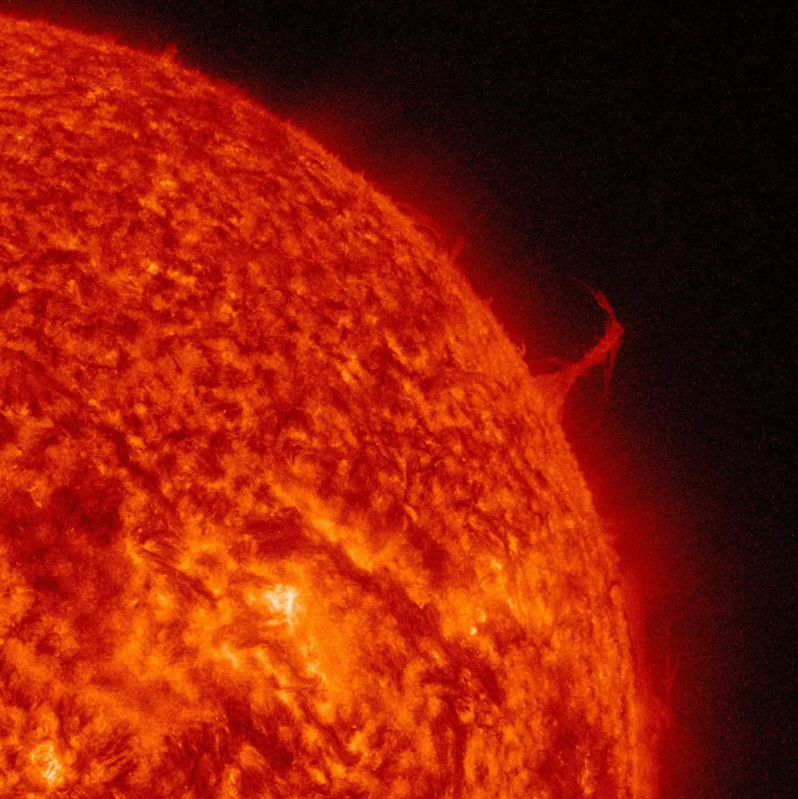 Солнечная динамическая обсерватория НАСА сделала эту фотографию в 2015 году, когда из Солнца выпала длинная полоса плазмы в форме Эйфелевой башни – она была огромна – в несколько раз больше диаметра Земли