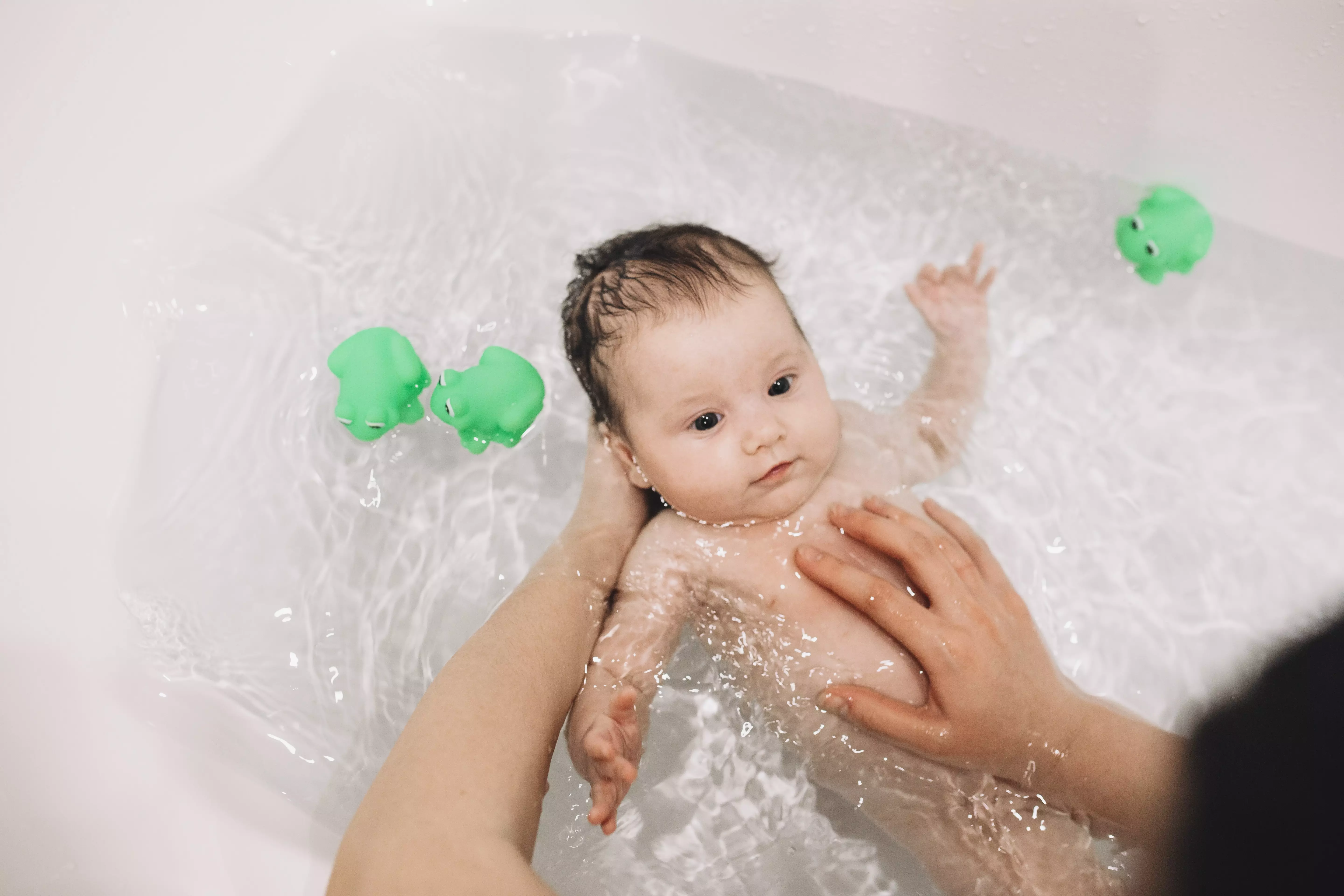 Искупала малыша в горячей воде. Малыш купается. Грудным детям в ванную. Купание новорожденного ребенка. Дети моются в ванной.