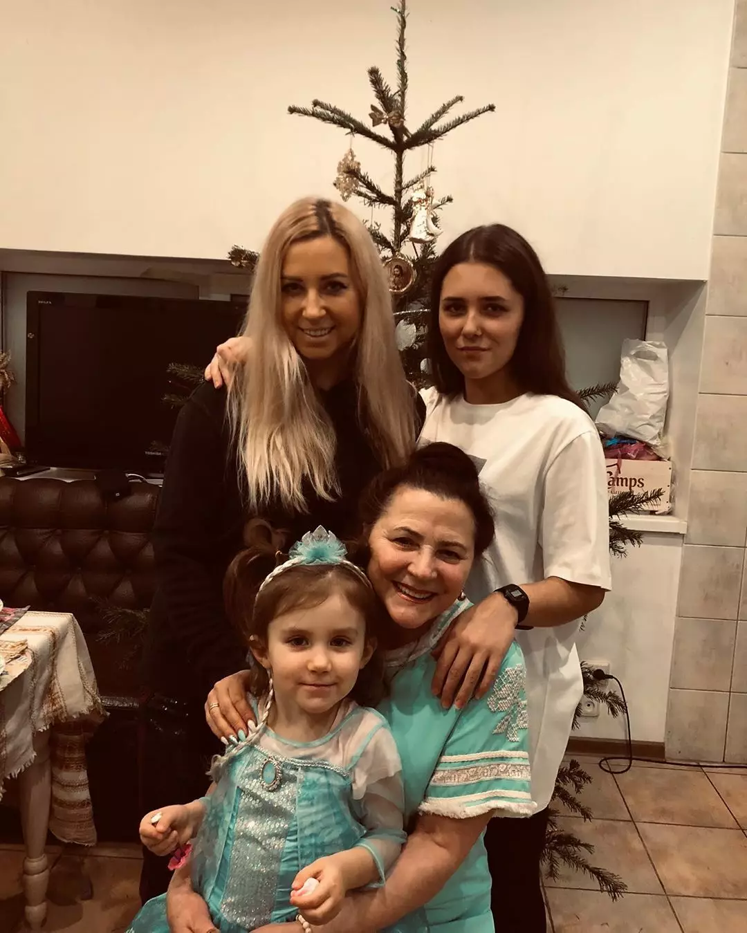 Тоня Матвиенко с дочерьми и мамой