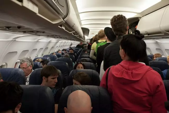Пассажиры устроили на борту разборки со стюардессой